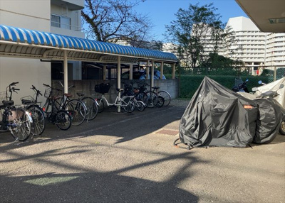 【駐輪場】 | エトワール明神町 | マンションの駐輪場は、事前に空きがあるか確認を取ると安心です。せっかく入居したのに駐輪スペースがない！なんてことになったら大変ですよね。そこで、内見時や購入前にはまず事前に確認しておくと良いでしょう。