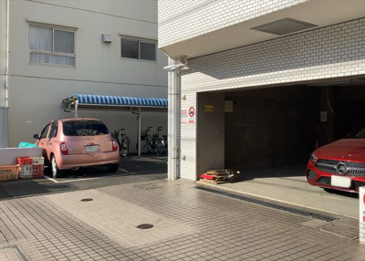 【駐車場】 | エトワール明神町 | 車一台あたりに必要なスペースは、標準サイズの普通自動車で横幅2m50cm、長さ5mは必要になります。ただし、乗降のことも考慮して横幅3m30cm、長さ5m50cmほどは確保できるところを選びましょう。