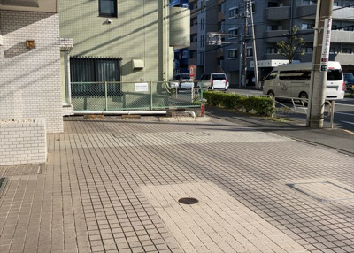 【駐車場】 | エトワール明神町 | 駐車場と明記されていても、最小スペースでつくられた駐車場だと大型車は駐車できなかったり、出入りしにくくなったりする可能性があります。お車のサイズと購入したい物件の駐車場のサイズを現地で確認しましょう。
