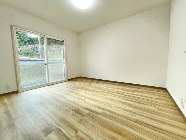 南円明寺ヶ丘団地15棟　1階の洋室