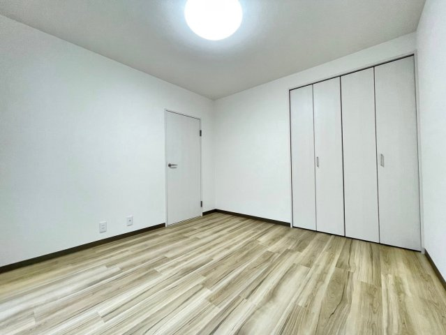 南円明寺ヶ丘団地15棟　1階の洋室