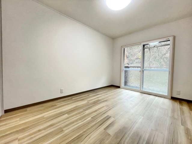 南円明寺ヶ丘団地15棟　1階の洋室