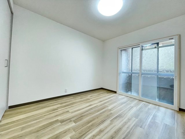 南円明寺ヶ丘団地15棟　1階の洋室