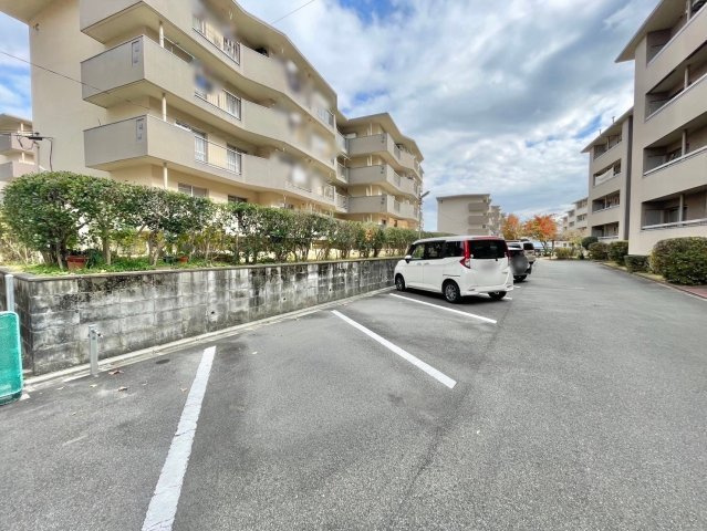 南円明寺ヶ丘団地15棟　1階の駐車場