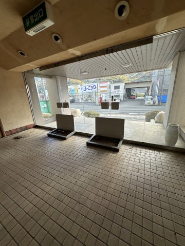 津山市昭和町　売ビルのエントランス