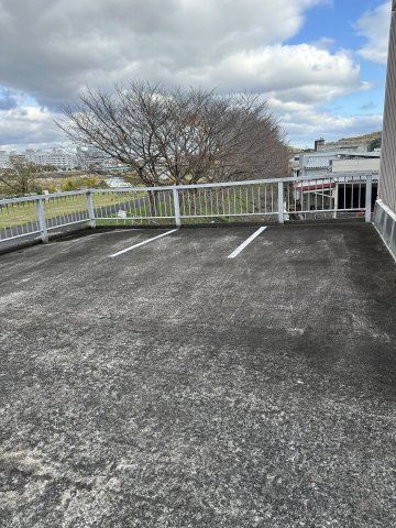 津山市昭和町　売ビルの駐車場