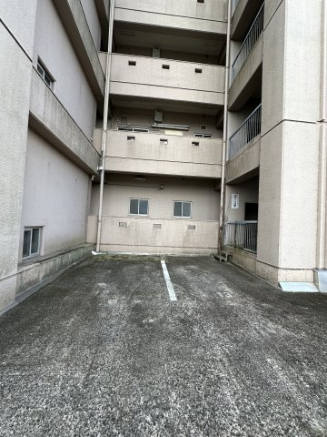 津山市昭和町　売ビルの駐車場