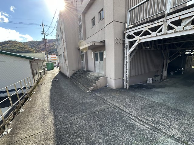 津山市昭和町　売ビルの駐車場