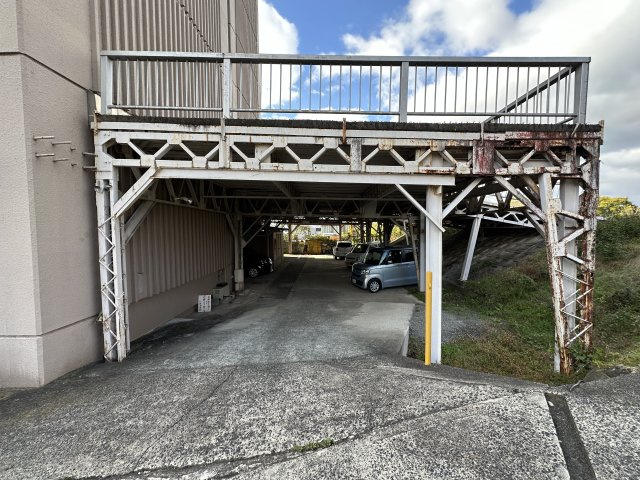 津山市昭和町　売ビルの駐車場