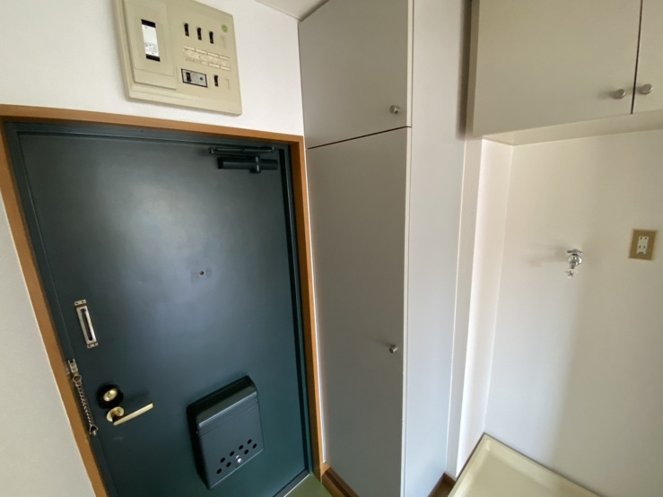 リズ松ヶ丘の玄関