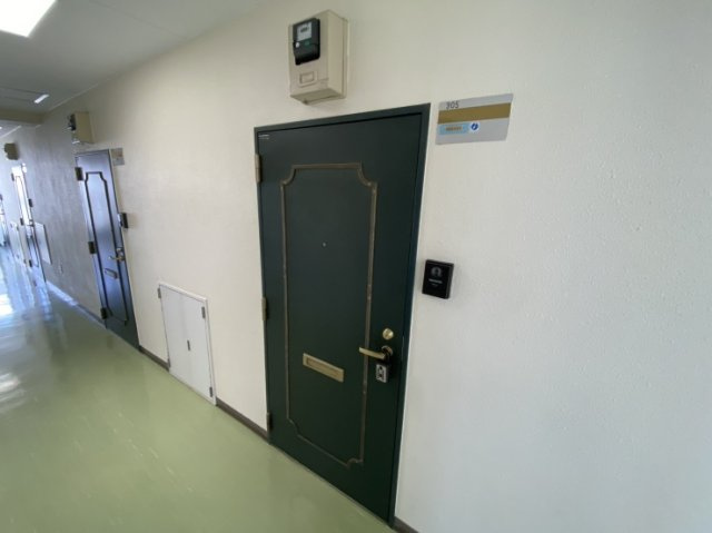 リズ松ヶ丘の玄関