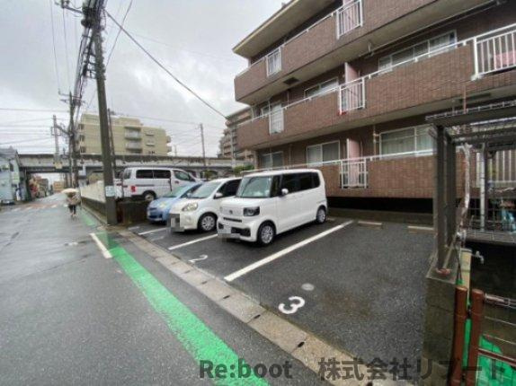 LEO弐拾番館の駐車場