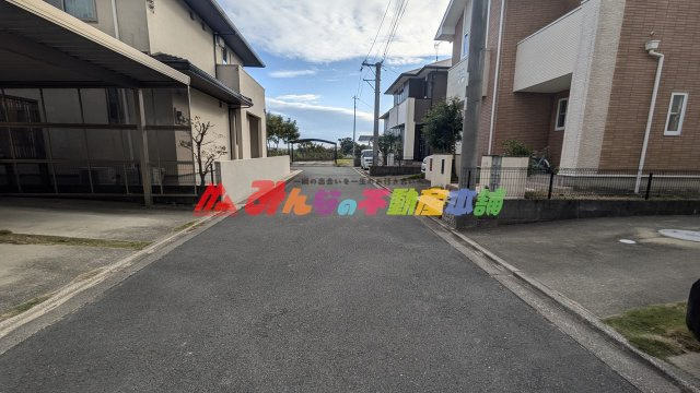 久留米市三潴町玉満の中古一戸建の前面道路含む現地写真