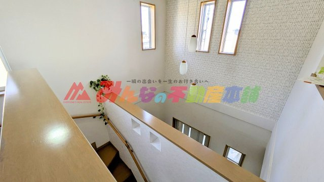 久留米市三潴町玉満の中古一戸建のその他|吹き抜け設計で圧迫感もなく解放感のある玄関です。