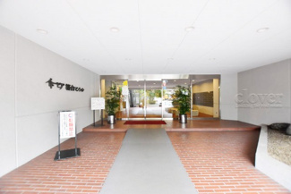 【エントランス】 | お客様を、そして住人を出迎えてくれるマンションのエントランス。ゴミが落ちていないことからも、管理状態の良さや住民の節度の高さが見て取れます。～即日のご見学可能～　お問合せはお気軽にどうぞ。