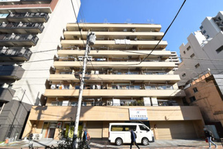 【外観】 | 手入れの行き届いた外壁やエントランスなど、「見ればわかる」レベルで清潔感を保ったマンションです。築年数を感じさせない姿で皆様をお出迎えします。～即日のご見学可能～　お問合せはお気軽にどうぞ。