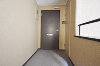 【その他共用部分】 | 皆様をお迎えする、お部屋の玄関ドア。開けやすさや開放角度、ドアノブの操作しやすさや鍵の形状などを、現地で一度ご確認ください。～即日のご見学可能～　お問合せはお気軽にどうぞ。