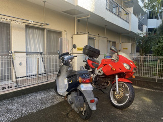 【駐車場】 | バイク置き場。空き区画の有無や駐輪料金、サイズおよび排気量規定などについては、改めてお問い合わせください。～即日のご見学可能～　お問合せはお気軽にどうぞ。