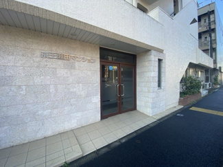 【エントランス】 | お客様を、そして住人を出迎えてくれるマンションのエントランス。ゴミが落ちていないことからも、管理状態の良さや住民の節度の高さが見て取れます。～即日のご見学可能～　お問合せはお気軽にどうぞ。