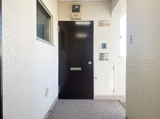 【その他共用部分】 | 皆様をお迎えする、お部屋の玄関ドア。開けやすさや開放角度、ドアノブの操作しやすさや鍵の形状などを、現地で一度ご確認ください。～即日のご見学可能～　お問合せはお気軽にどうぞ。