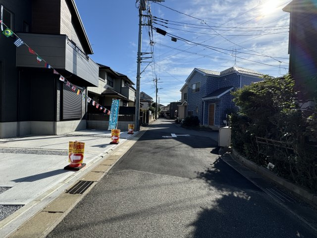 松戸市五香７丁目新築戸建（五香26期）の前面道路含む現地写真|南側前面道路・幅員約4.5ｍ