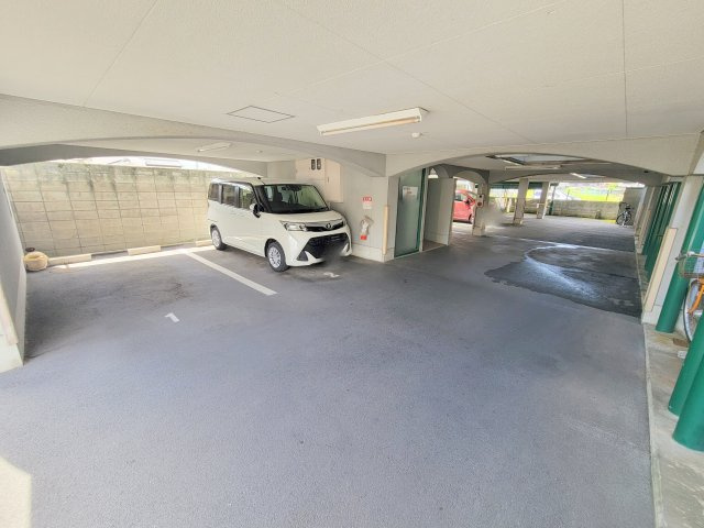 ディモーレイマニシの駐車場