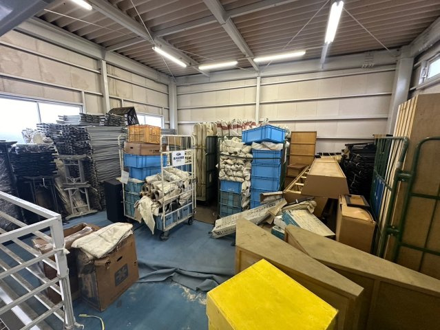 新田町村合　貸倉庫の内装