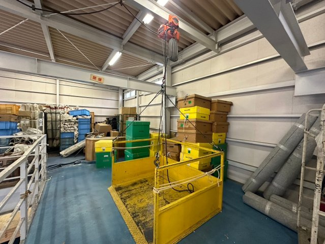 新田町村合　貸倉庫の内装