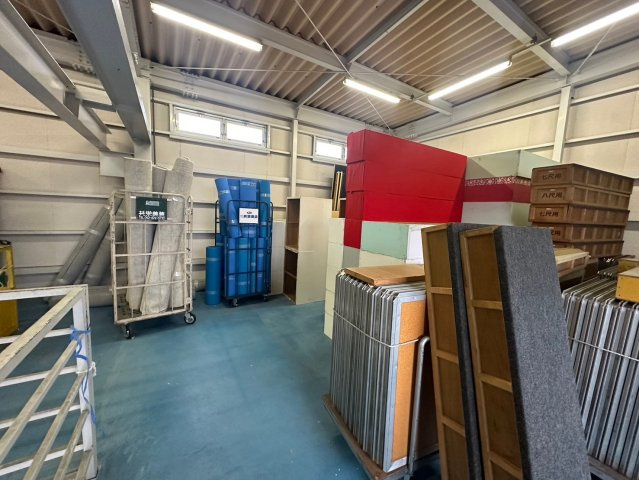 新田町村合　貸倉庫の内装