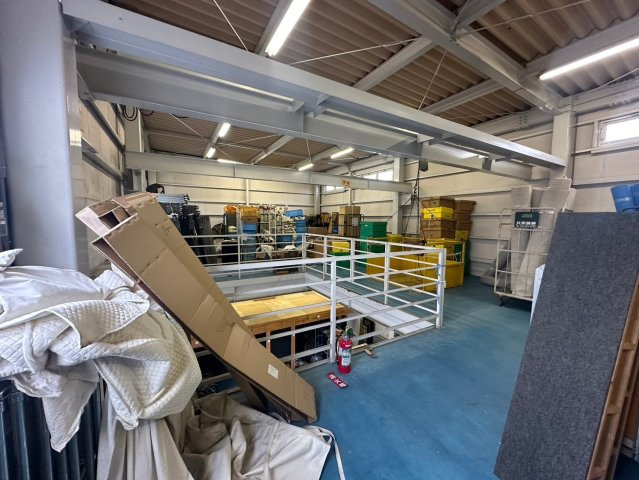 新田町村合　貸倉庫の内装