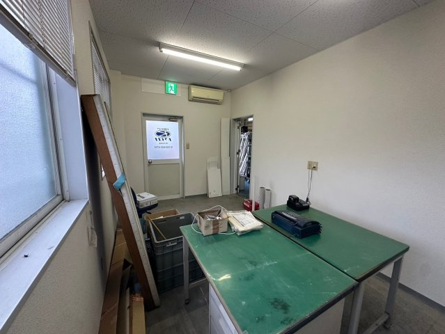 新田町村合　貸倉庫の内装