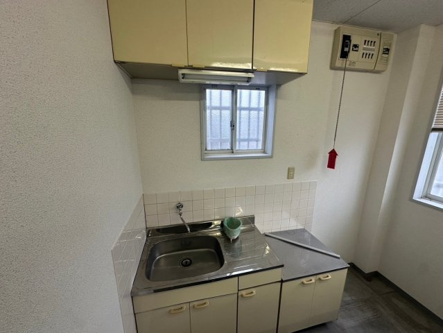 新田町村合　貸倉庫の内装