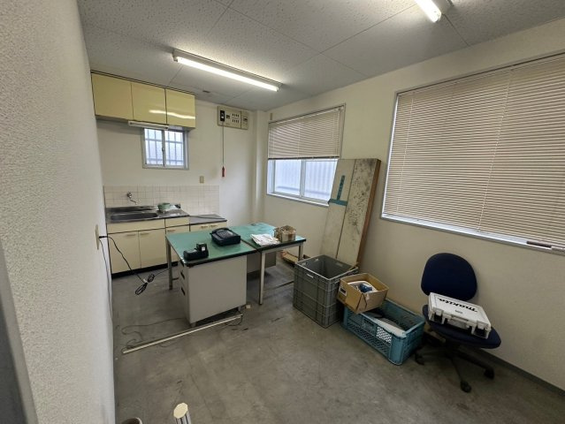 新田町村合　貸倉庫の内装