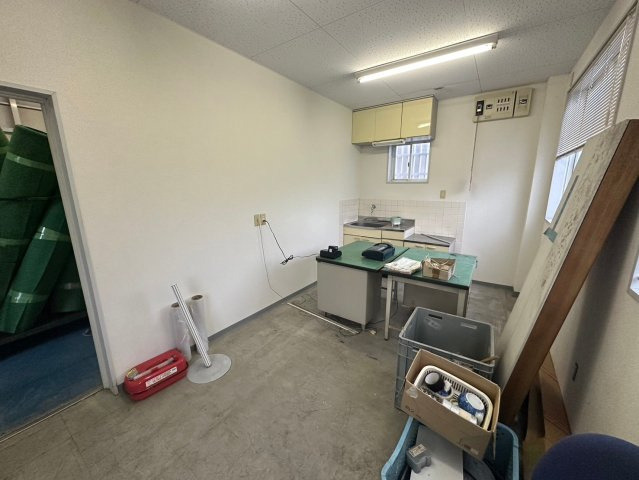 新田町村合　貸倉庫の内装