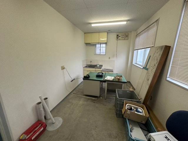 新田町村合　貸倉庫の内装