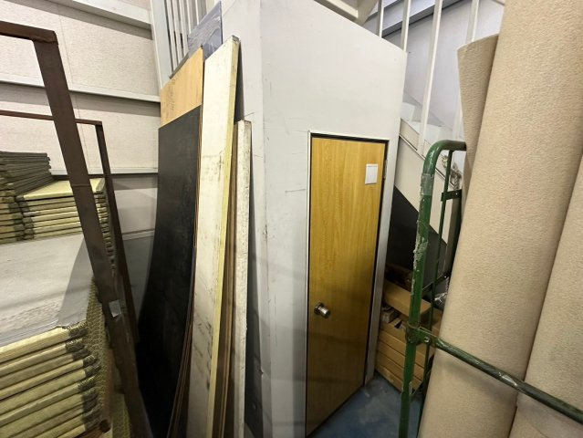 新田町村合　貸倉庫の内装
