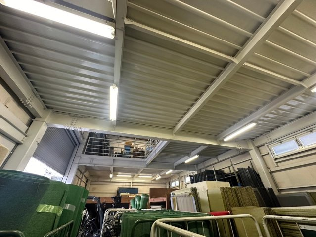 新田町村合　貸倉庫の内装