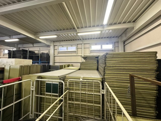 新田町村合　貸倉庫の内装