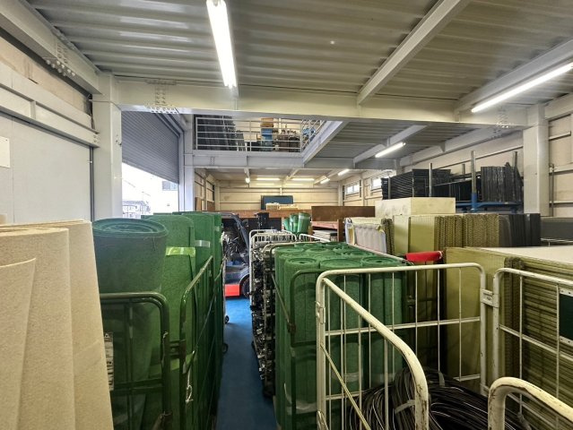 新田町村合　貸倉庫の内装