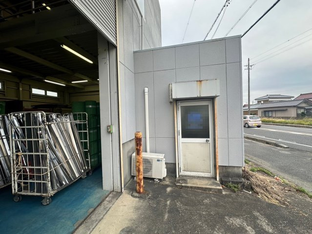 新田町村合　貸倉庫のエントランス