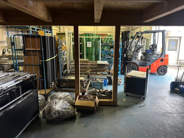 新田町村合　貸倉庫の内装