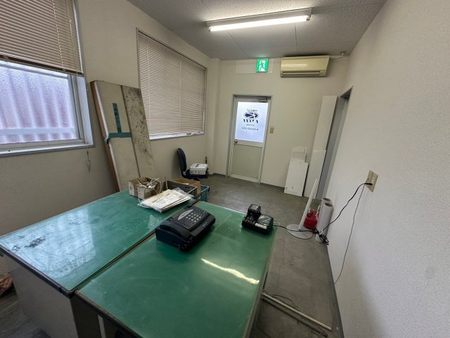 新田町村合　貸倉庫の内装