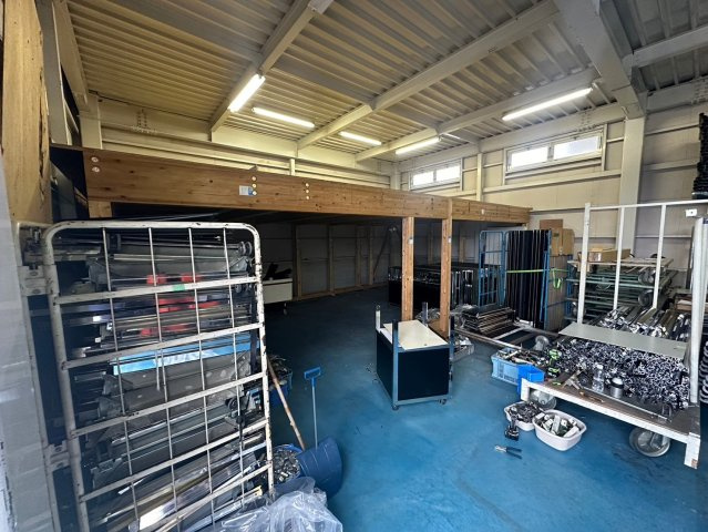 新田町村合　貸倉庫の内装