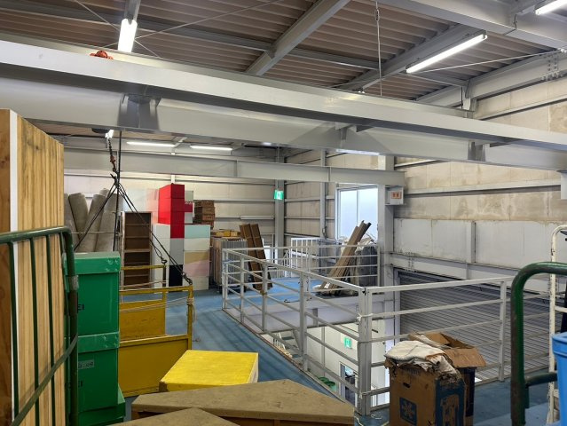新田町村合　貸倉庫の内装