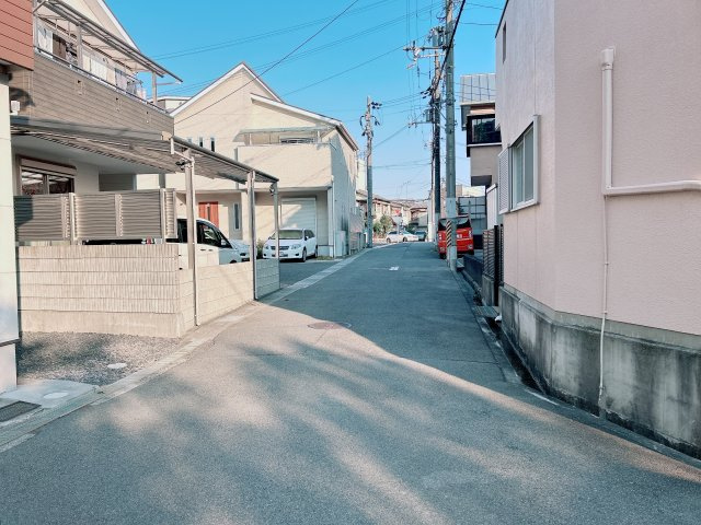 はびきの2丁目　平成21年築の前面道路含む現地写真