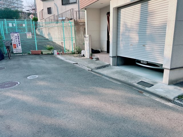 はびきの2丁目　平成21年築の前面道路含む現地写真