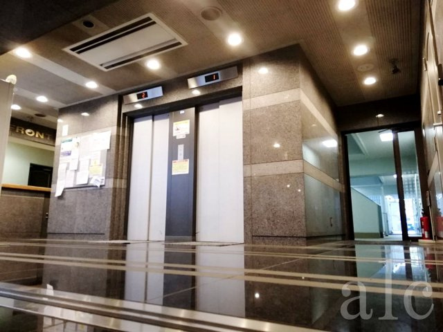 練馬区中村北１丁目の賃貸マンションのロビー|エレベーター２基　お洒落なロビースペース　横には管理人室も