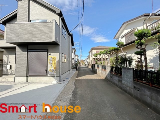 町田市金森　新築1棟！の前面道路含む現地写真|お住まいの前面道路が広いと駐車が楽になり、陽当たりも遮られないので明るく居心地の良いお家になります♪