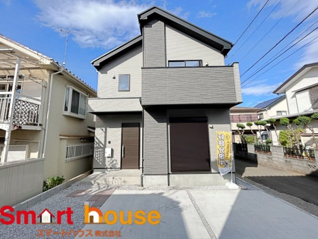町田市金森　新築1棟！の外観|外壁が周囲の街並みと青空に生えるお洒落な仕上がり！周囲には高い建物のないエリア。青い空が大きく感じますね。