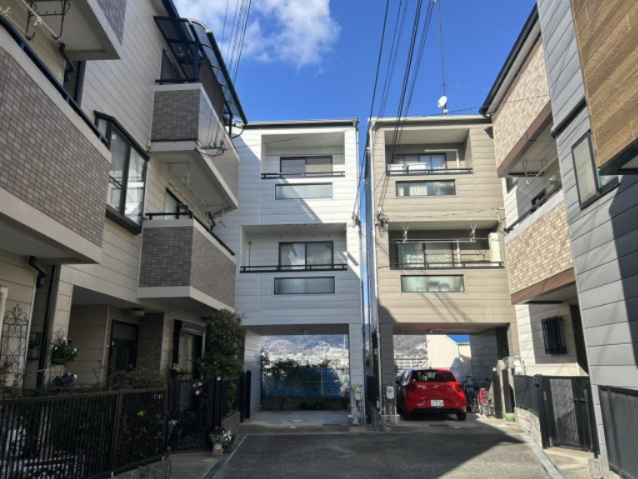 箕面市瀬川4丁目　中古戸建の前面道路含む現地写真